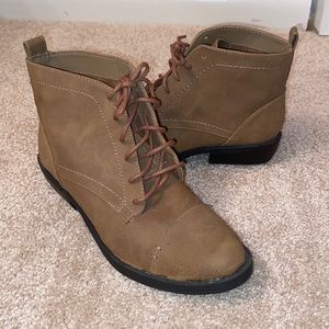 NWOT Womens boots
